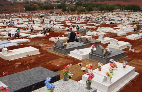 Dia de finados movimenta cemitérios em Brumado