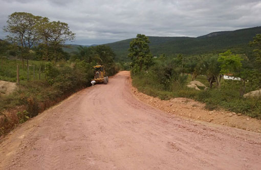 Barra da Estiva: Prefeitura continua recuperando estradas na zona rural