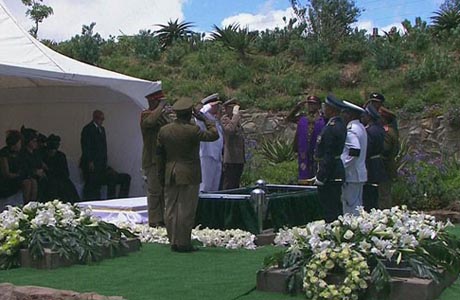 Enterrado corpo de Mandela ao lado de filhos onde líder passou infância