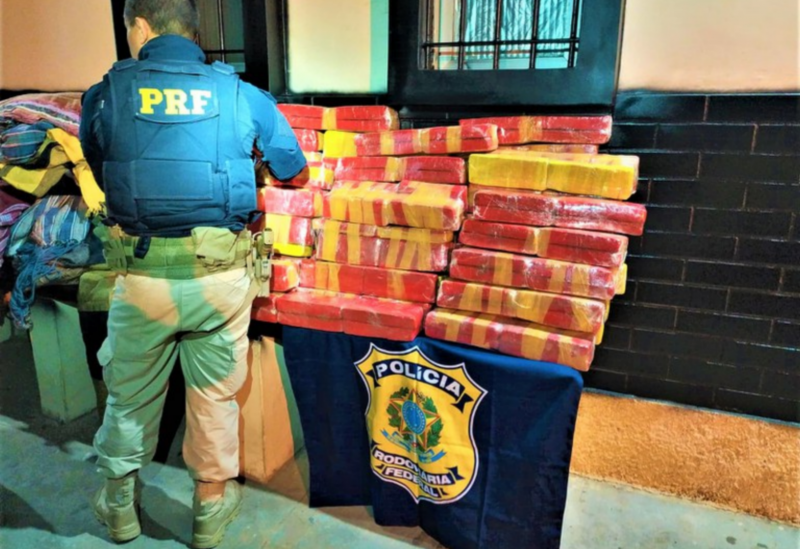 Brumado: PRF prende dois traficantes na BR 030, apreende 201 Kg de maconha e causa prejuízo de R$ 435 mil ao narcotráfico