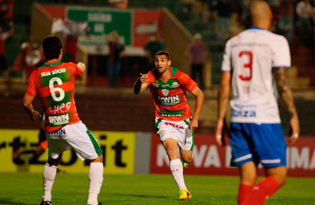 Portuguesa faz três gols em seis minutos e vence Bahia