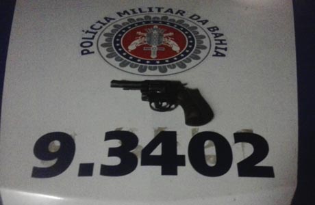 POLÍCIA MILITAR DE ARACATU APREENDE ARMA DE FOGO
