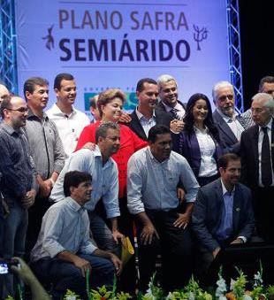 Aracatu: Sérgio Maia recebe equipamentos de Dilma e Wagner