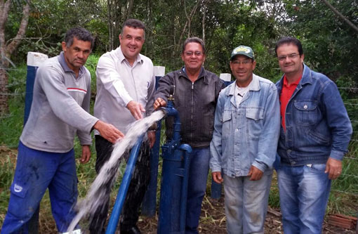 Barra da Estiva: Prefeito entrega sistema de água da comunidade de Farinha Molhada
